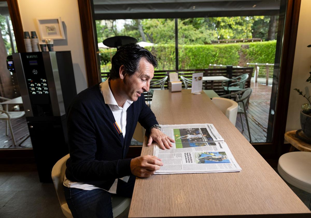 Unai Emery posa sonriente con un ejemplar de El Diario Vasco.