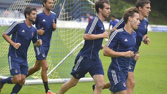 Markel Bergara, Xabi Prieto, Mikel González, Ansotegi y Canales corren por Zubieta. 