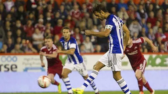 Xabi Prieto lanza el penalti con el que anotó el segundo gol de la Real.
