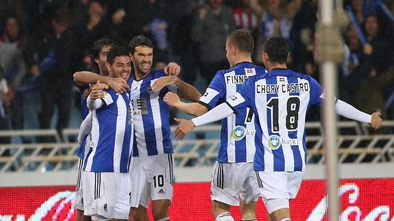 Los jugadores de la Real Sociedad celebran el gol de Vela en el empate de Anoeta esta temporada. 
