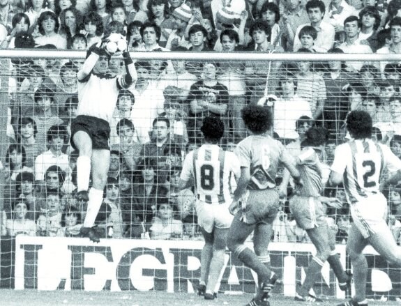 Arconada se hace con un balón en Atocha ante Diego y Celayeta en un partido ante el Real Madrid.