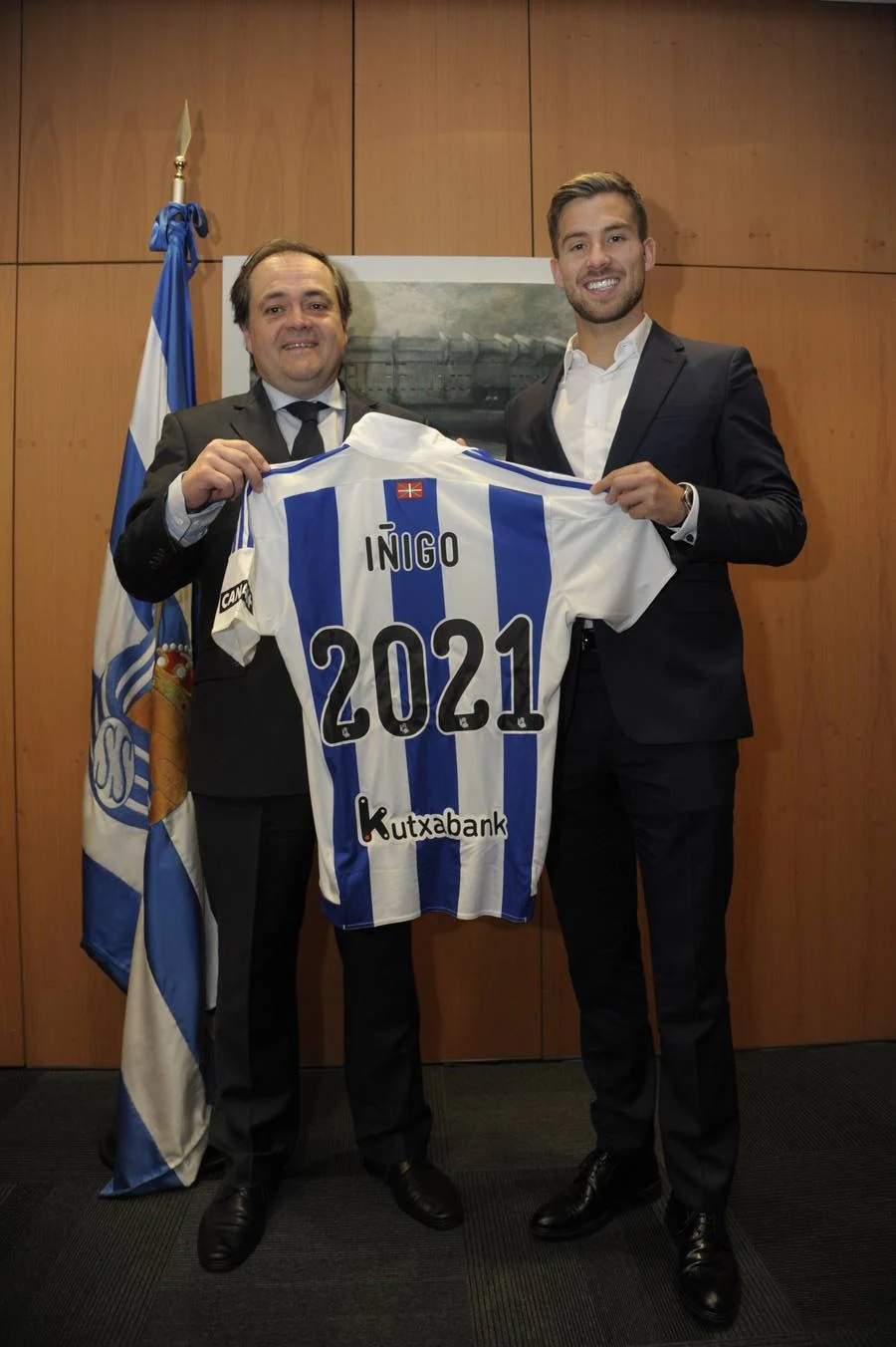 Jokin Aperribay e Iñigo Martínez tras la firma de la renovación del jugador de la Real Sociedad. 