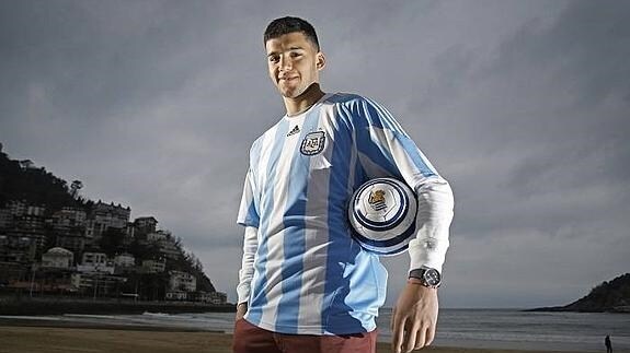 Gero Rulli posa en Ondarreta con una camiseta de Argentina.