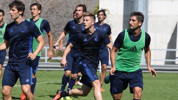 Los jugadores de la Real Sociedad durante un entrenamiento en Zubieta.