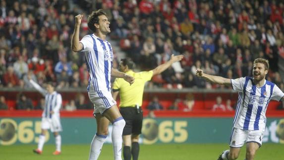 Xabi Prieto y Asier Illarramendi celebran el gol del capitán en El Molinón. 