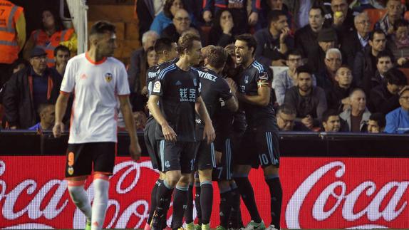 Los realistas, con Zurutuza en primer plano, celebran un gol en Mestalla. 