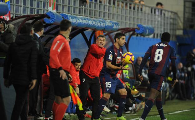 El entrenador del Eibar José Luis Mendilibar da indicaciones a sus jugadores.