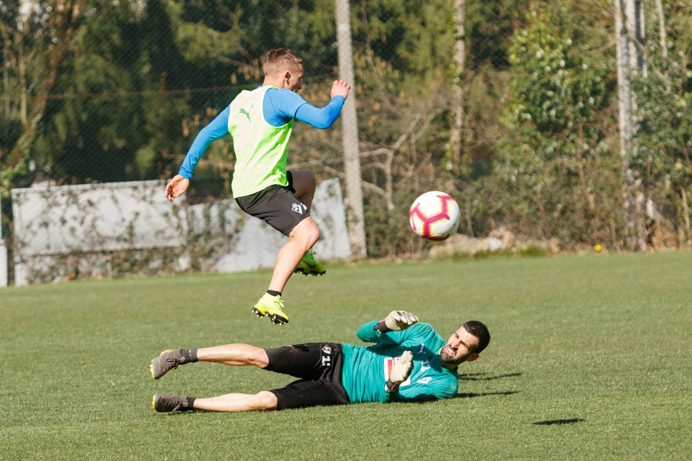 Los jugadores del equipo armero preparan en Atxabalpe el duelo ante el Celta de Vigo.