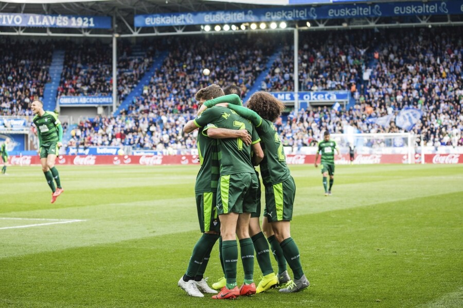 El Deportivo Alavés y la SD Eibar empataron este sábado en un duelo que estuvo muy abierto y en el que ambos contendientes tuvieron numerosas ocasiones para sumar más de un gol en la vigésima sexta jornada de LaLiga Santander.