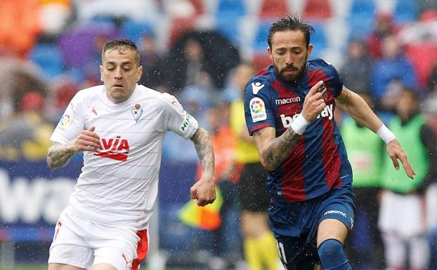 Rubén Peña pugna por el balón con Morales, del Levante