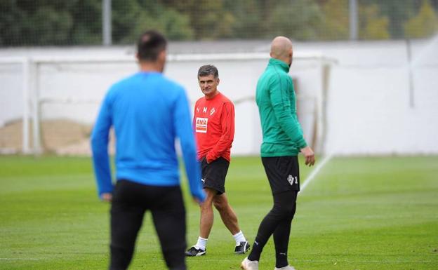 José Luis Mendilibar, durante un entrenamiento del Eibar, equipo con el que afronta su quinta temporada.