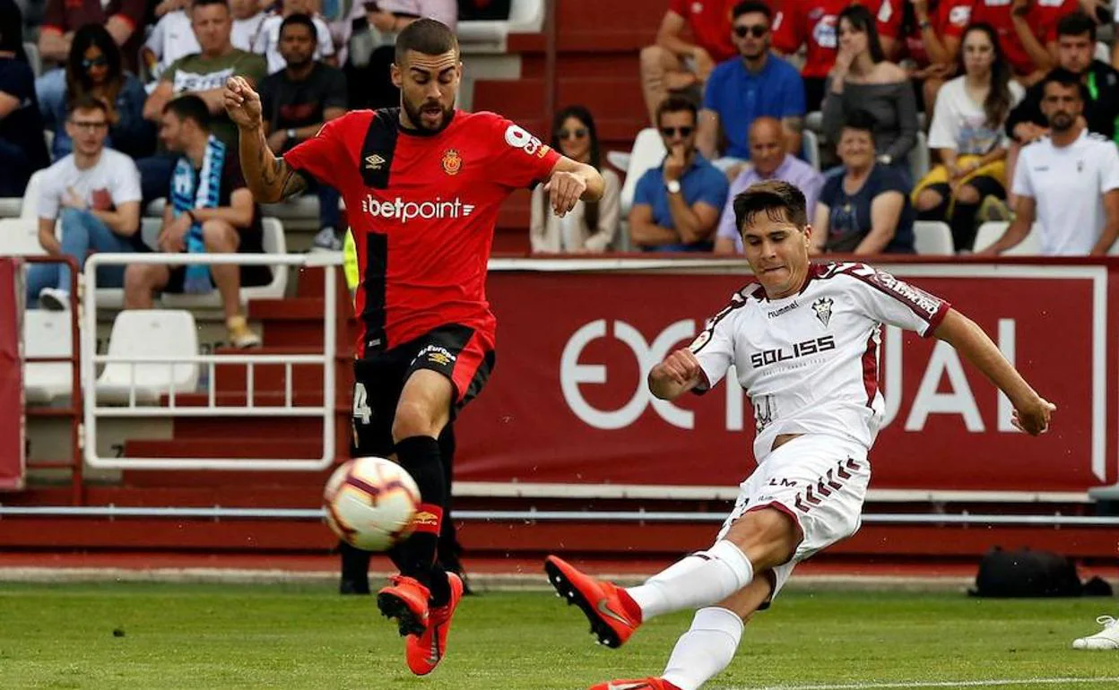 El centrocampista del Mallorca Daniel José Rodríguez lucha con Álvaro Tejero, defensa del Albacete, durante el partido de 'Playoff' de ascenso a Primera División