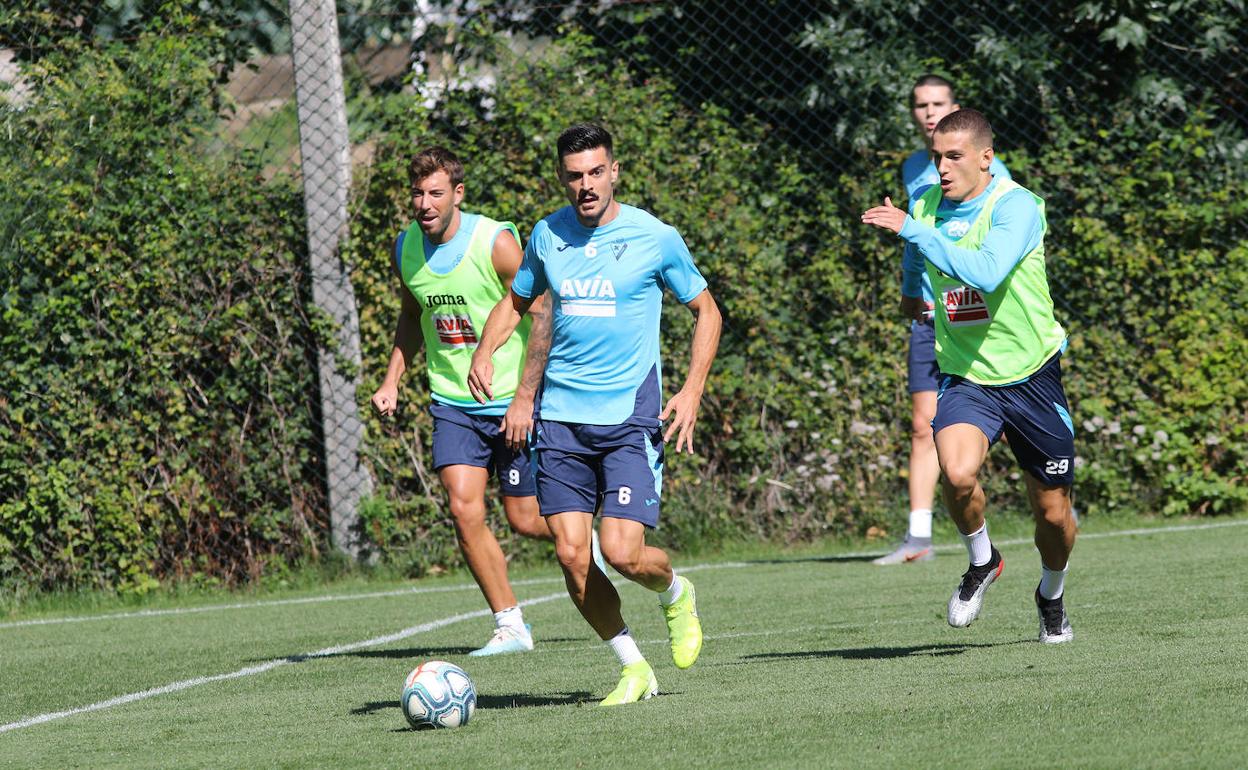 Sergio Álvarez conduce el balón en un entrenamiento en Atxabalpe junto a Sergi Enrich. 