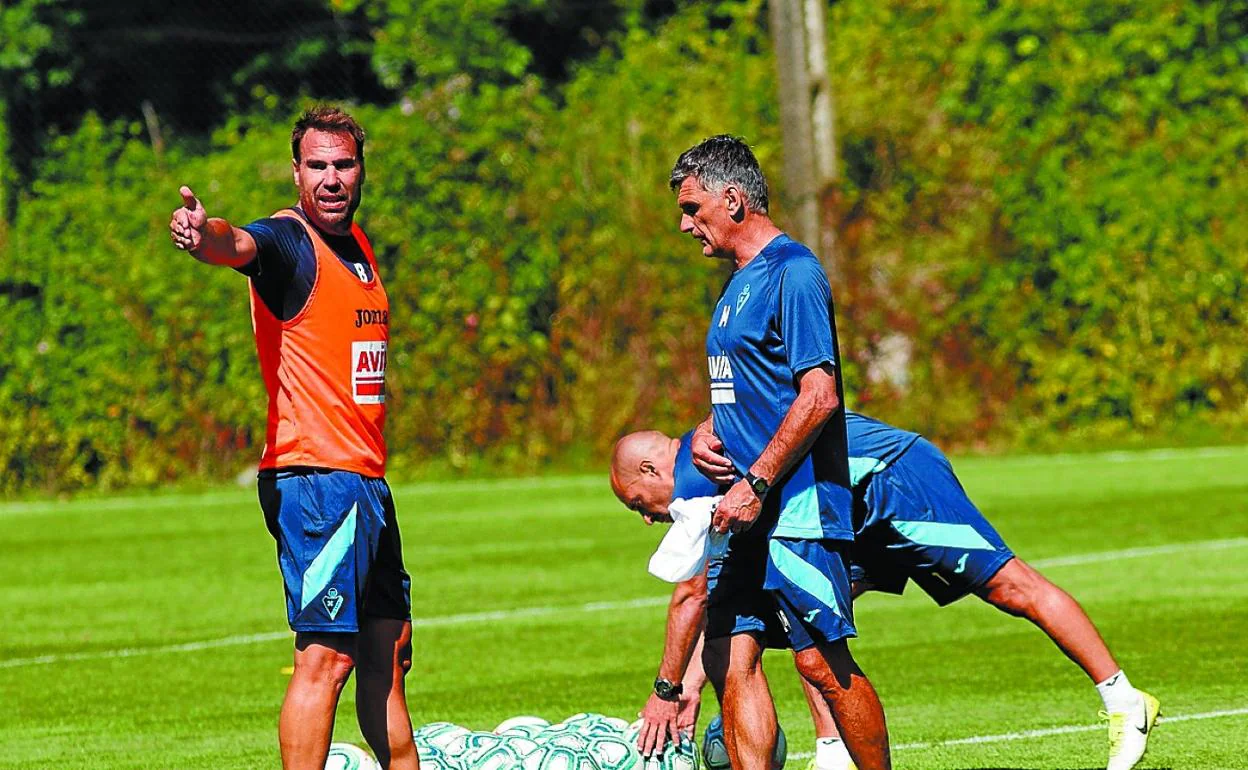 Iñakio Bea y José Luis Mendilibar en un entrenamiento en Atxabalpe. 