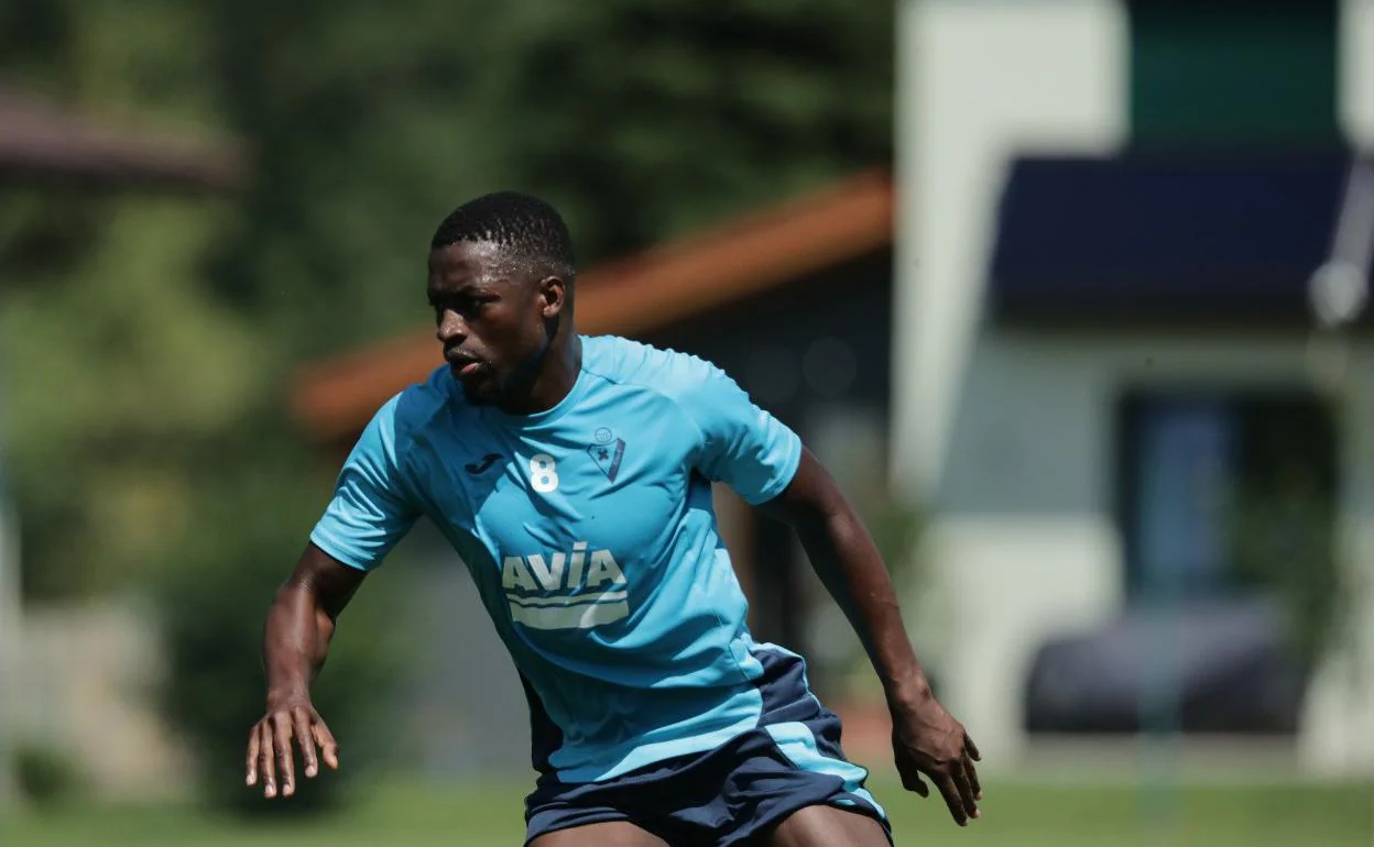 Pape Diop, durante el entrenamiento con el Eibar. 