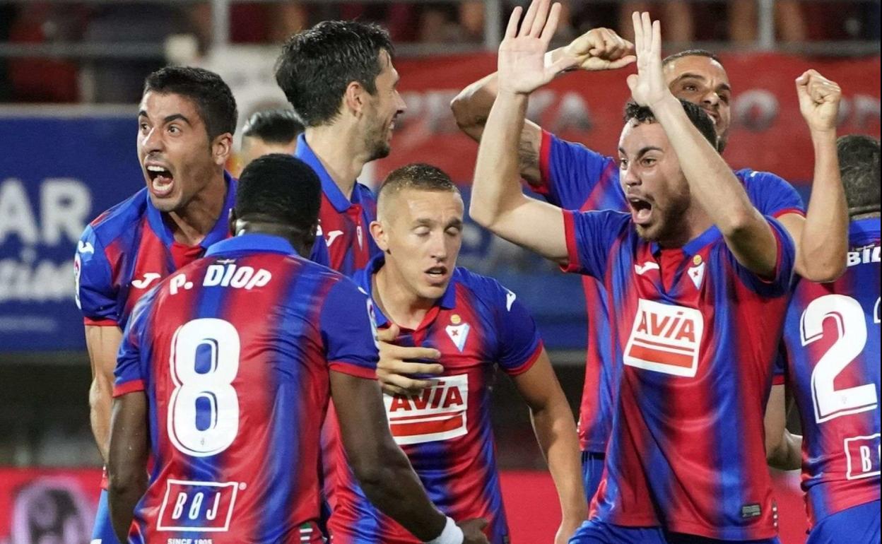 Los jugadores del Eibar celebran el triunfo en Ipurua ante el Sevilla. 