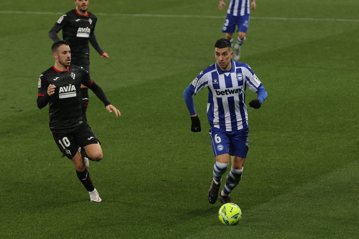 El Eibar se ha dejado tres puntos en Mendizorroza este miércoles por la noche al perder 2-1 contra el Alavés.