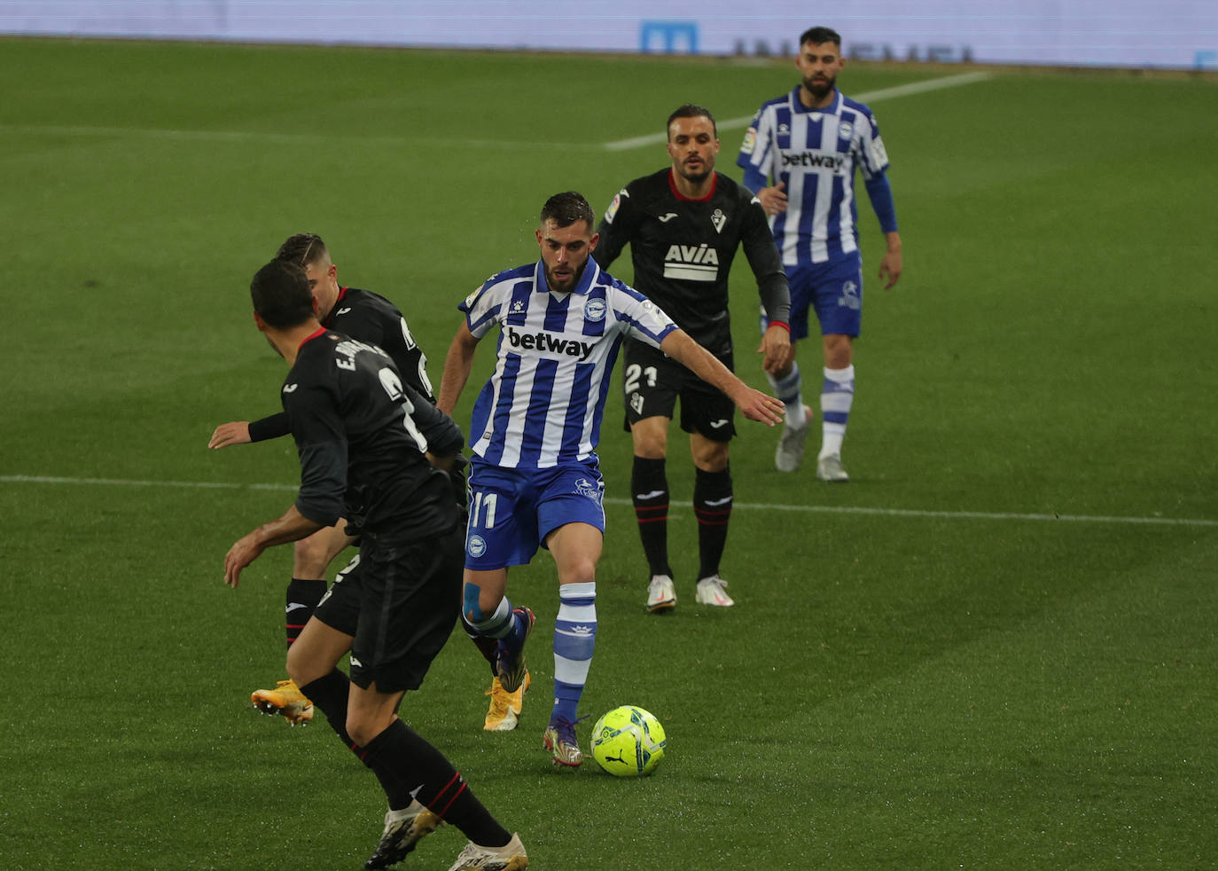 El Eibar se ha dejado tres puntos en Mendizorroza este miércoles por la noche al perder 2-1 contra el Alavés.