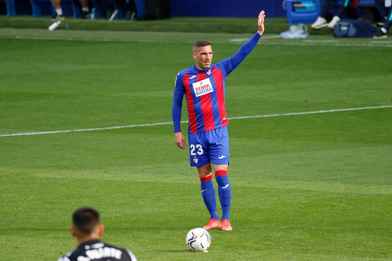 El conjunto de José Luis Mendilibar se mide al Levante en Ipurua en un duelo crucial en la lucha por la permanencia. 