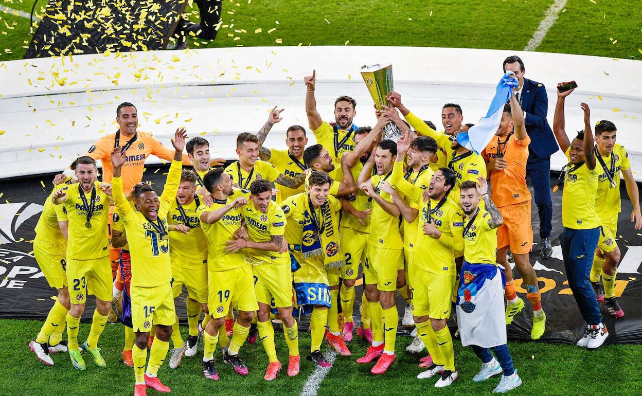 Los jugadores del Villarreal celebran el título de Europa League. 