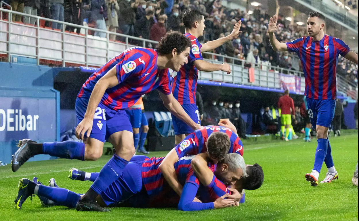 Los armeros celebran el tercer gol marcado por Sergio Álvarez al Girona.
