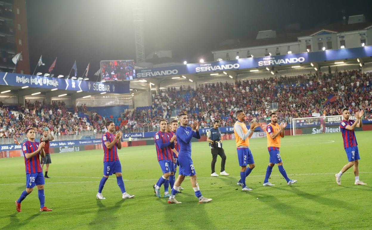 Los jugadores del Eibar festejan la victoria ante el Tenerife