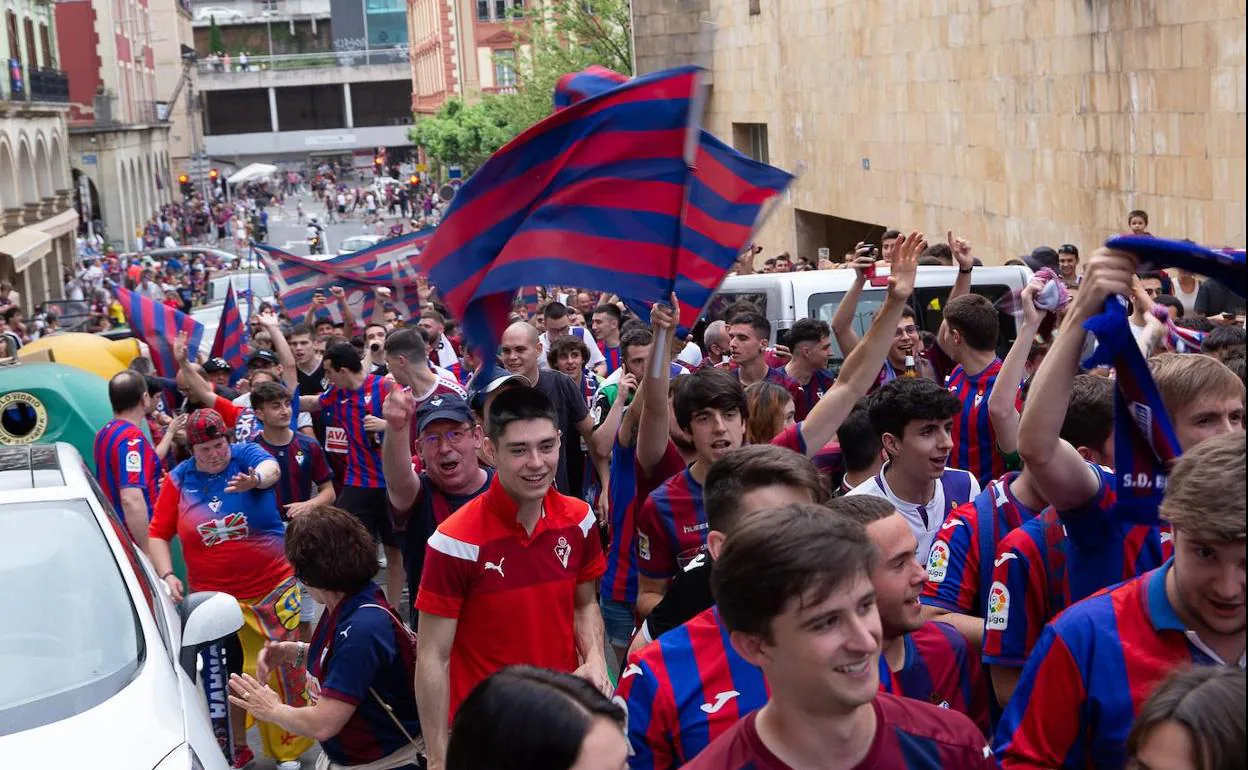 La afición del Eibar antes del partido ante el Tenerife. 