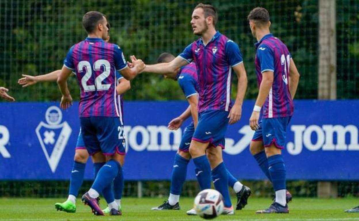 Aketxe felicita a Bautista tras sul gol, el que abrió el camino a la victoria al Eibar este miércoles en Atxabalpe. 