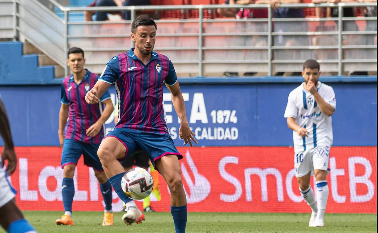 Javi Muñoz ante el Tenerife en Ipurua. 