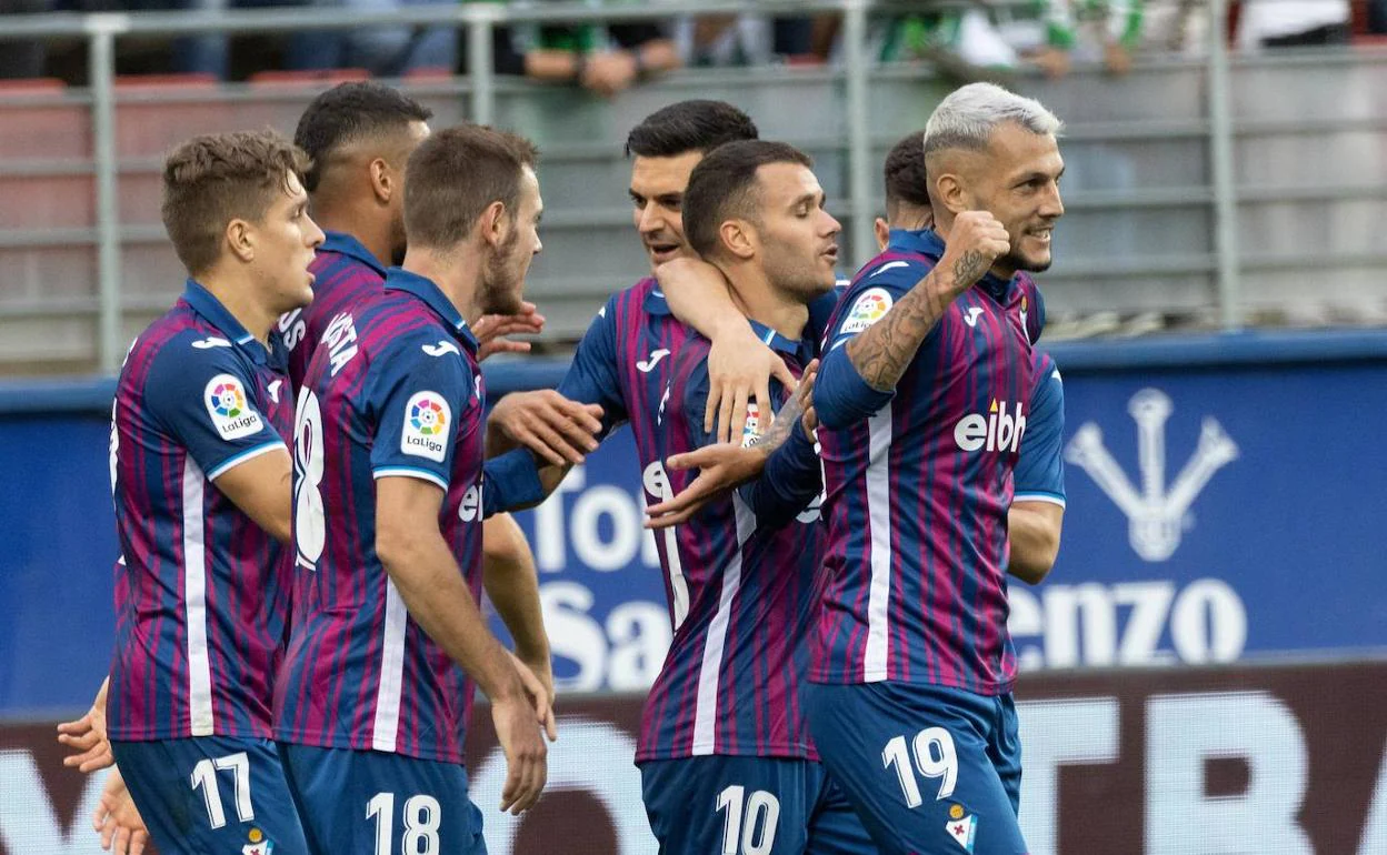 Los jugadores del Eibar celebran uno de los goles.