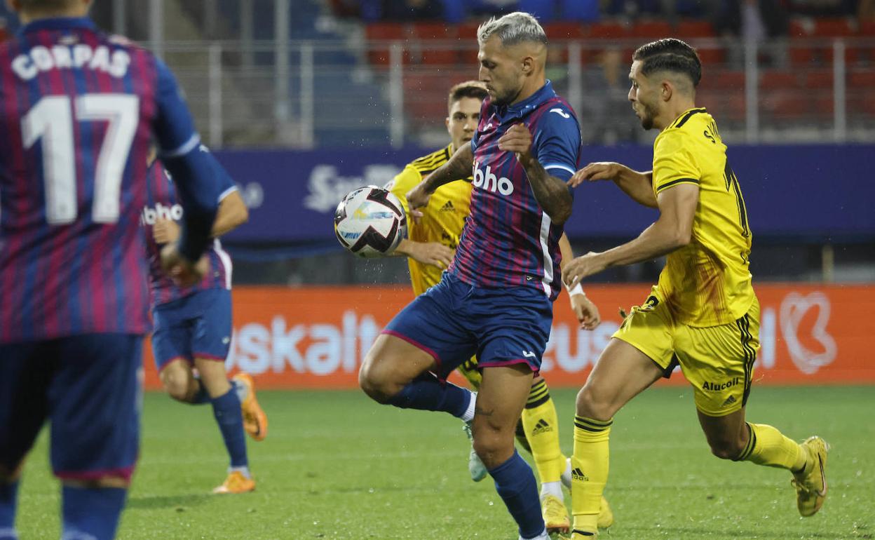 Stoichkov trata de controlar un balón frente a un defensor del Mirandés.