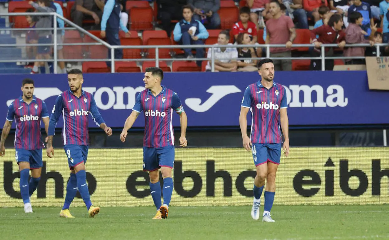Los jugadores del Eibar durante el partido ante el Albacete,