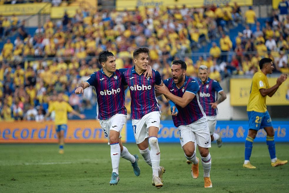 Tejero y Quique González abrazan a Corpas tras marcar este el gol que dabael empate al Eibar.