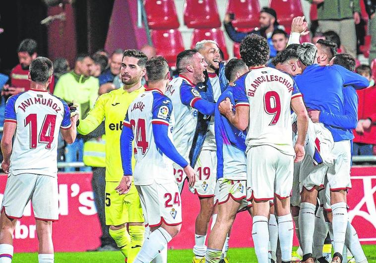 Los jugadores del Eibar celebran la victoria ante el Mirandés