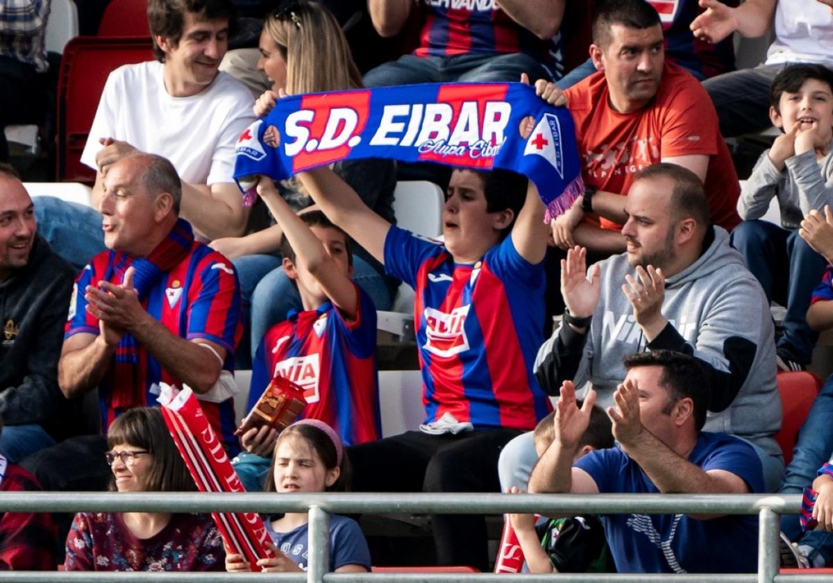La afición del Eibar responde y en tierras granadinas también va a estar animando a su equipo.