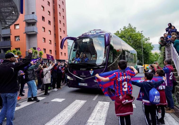 El autobús de las jugadoras del Eibar, recibido por su afición en Ipurua.