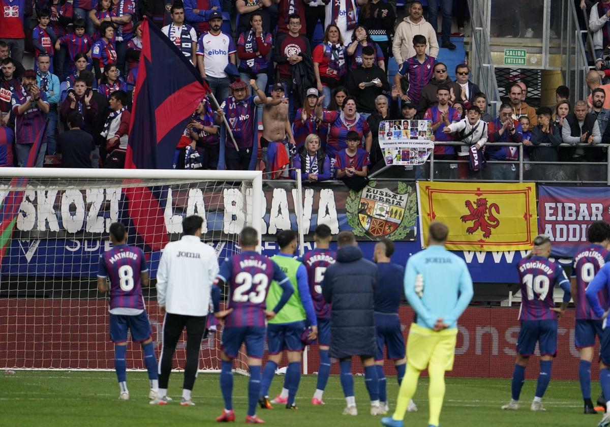 Los jugadores del Eibar agradecen a la afición su apoyo durante el último partido en Ipurua.