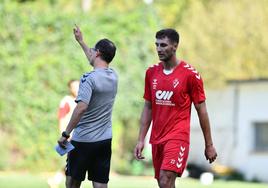 Stefan Simic pasa junto a Joseba Etxeberria en Atxabalpe.