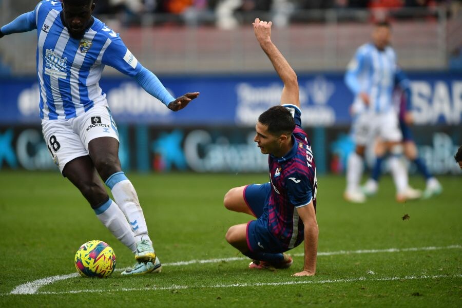 Fotos: El Eibar se hace más líder