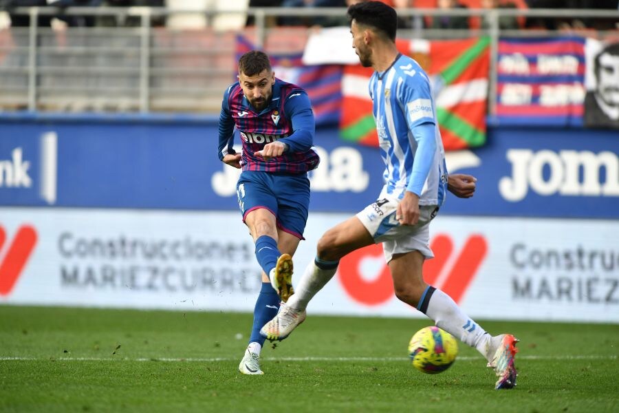 Fotos: El Eibar se hace más líder