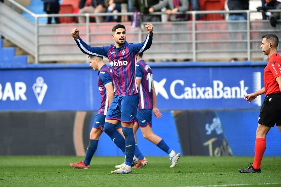 Fotos: El Eibar se hace más líder