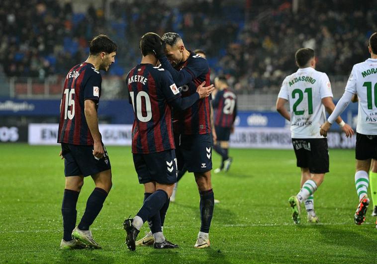 Aketxe y Stoichov, los dos protagonistas del encuentro, celebran juntos el gol del bilbaíno desde los once metros.
