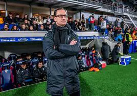 Joseba Etxeberria, delante del banquillo armero en el partido ante el Huesca en El Alcoraz.