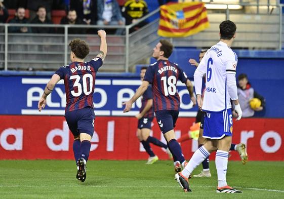 Soriano y Bautista celebran el gol del delantero de Errenteria que dio el triunfo al Eibar en Ipurua ante el Zaragoza.