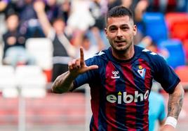 Sergio León celebra el primer gol del Eibar.