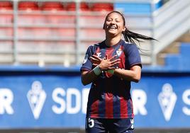 Andrea Álvarez celebra uno de sus dos goles en Ipurua.