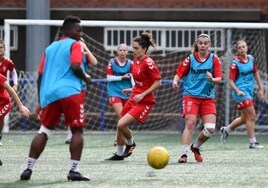 La plantilla del primer equipo femenino entrenando en Unbe.