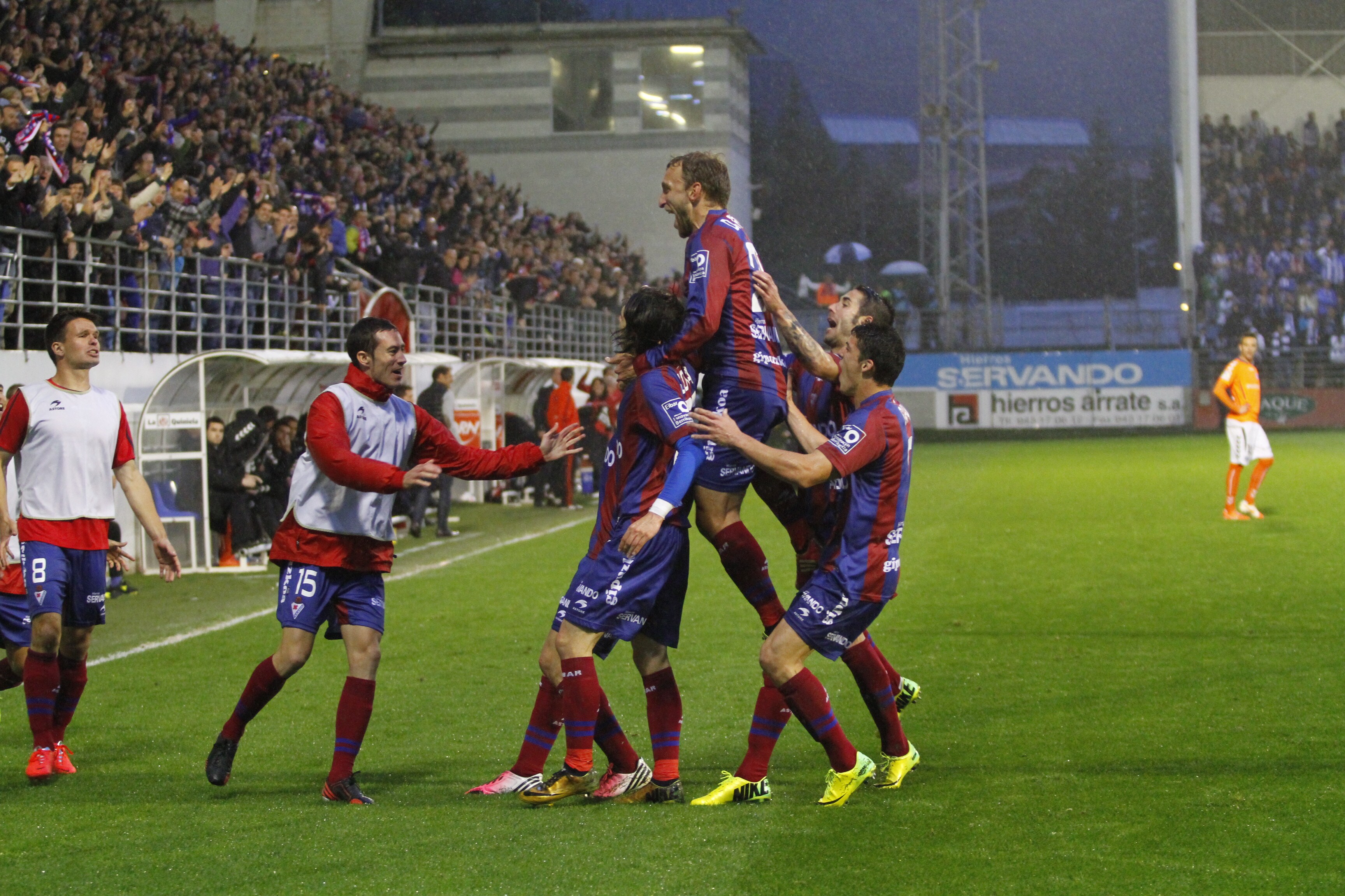 Los jugadores del Eibar celebran el gol de Jota Peleteiro. 