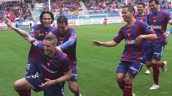 Albentosa celebra un gol junto a sus compañeros de equipo. 