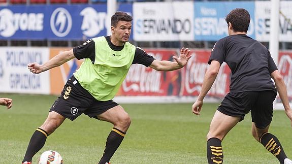 Jon Errasti, encara a un compañero durante un entrenamiento en Ipurua.